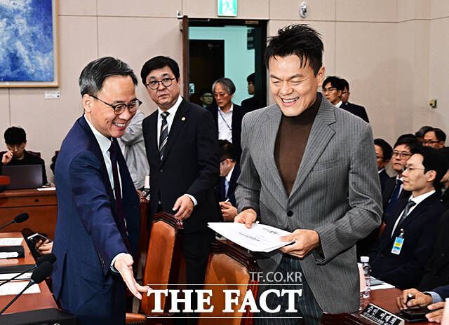 배현진 국민의힘 의원이 7일 오후 서울 여의도 국회 문화체육관광위원회에서 열린 문화체육관광부에 대한 국정감사에 참석해 증인으로 출석한 박진영 대중문화교류위원회 위원장에게 질의를 하고 있다.