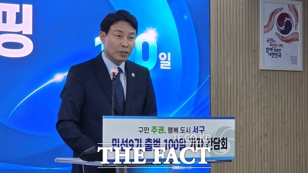 전문학 대전시 서구청장이 7일 취임 100일 기자간담회를 갖고 향후 구정 운영 방향에 대해 설명하고 있다. /정예준 기자
