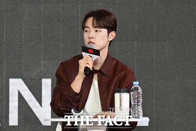 김종관 감독과 배우 김민하, 주종혁, 한선화, 심은경, 전소영, 김동휘(왼쪽부터)가 7일 오후 부산 해운대구 영화의전당 루프씨어터에서 열린 영화 '낮과 밤은 서로에게' 오픈토크 행사에 참석해 포즈를 취하고 있다. /부산=김성렬 기자