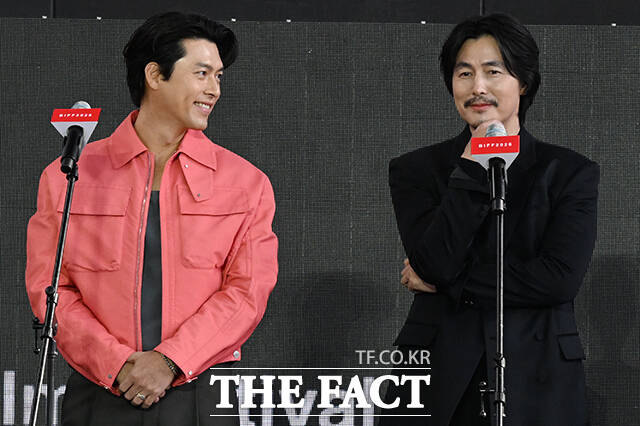 우민호 감독과 배우 현빈, 우도환, 정우성(왼쪽부터)이 7일 오후 부산 해운대구 영화의전당 루프씨어터에서 열린 '메이드 인 코리아 시즌 2' 야외무대인사 행사에 참석해 포즈를 취하고 있다. /부산=김성렬 기자