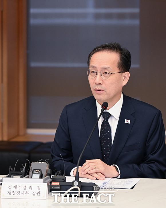 이 부총리가 모두 발언을 하고 있다.