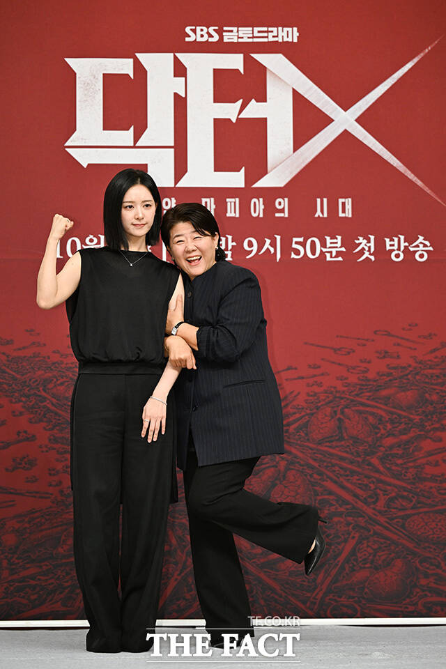 김지원과 이정은이 미소를 짓고 있다.
