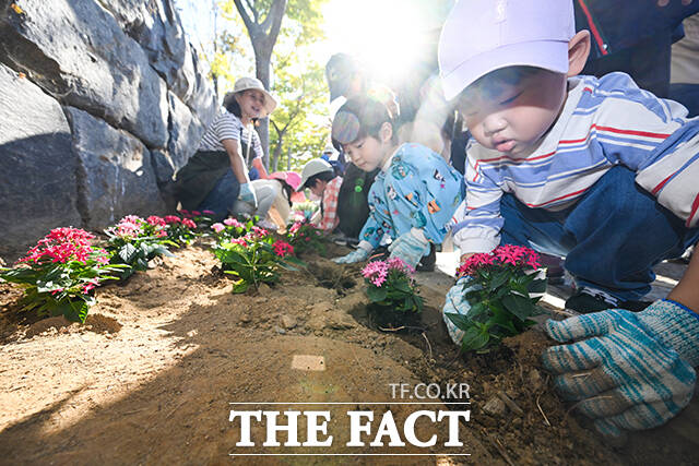7일 오후 서울 마포구 마포새빛문화숲에서 열린 '다시 500만 그룹 나무심기' 식재 행사에서 합정동 어린이집 원아들이 꽃을 심고 있다. /남윤호 기자