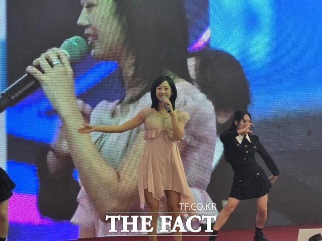 전남광주시 무안군 전통시장에서 공연을 펼치고 있는 강혜연 트롯가수 /주남현 기자