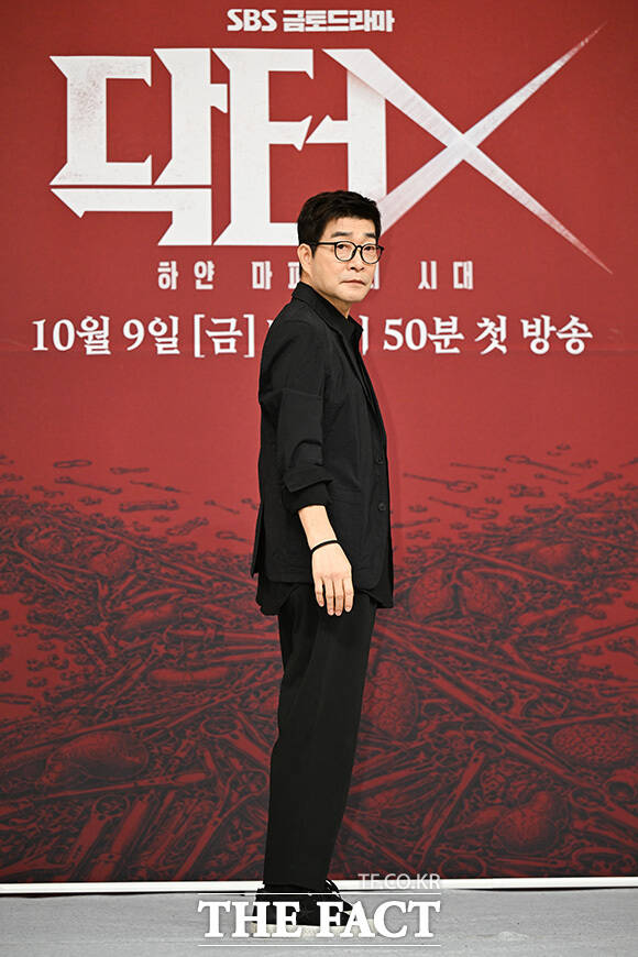 배우 손현주와 김지원, 이정은, 김우석이 'X' 포즈를 취하고 있다.