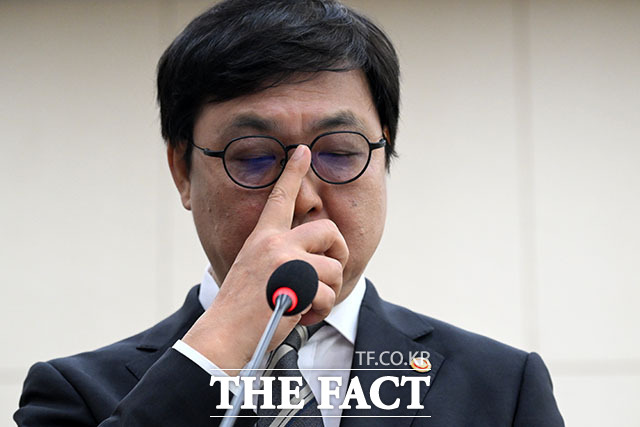 최휘영 문화체육관광부 장관(가운데)이 문화체육관광부에 대한 국정감사에서 의원 질의에 답변하고 있다.