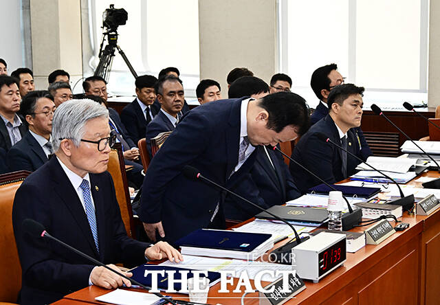 김영진 행안위원장이 7일 오전 서울 여의도 국회 행정안전위원회에서 열린 중앙선거관리위원회, 인사혁신처 등에 대한 국정감사에 참석해 안건을 상정하고 있다.