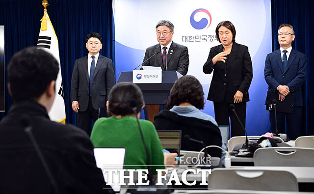 윤호중 행정안전부 장관이 7일 오전 서울 종로구 정부서울청사에서 인구감소지역 재지정과 관련해 브리핑하고 있다. /임영무 기자
