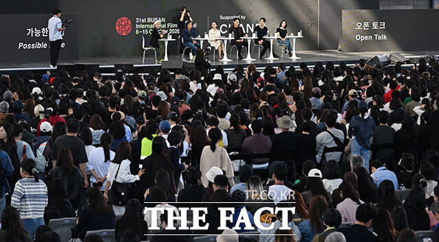 이창동 감독과 배우 전도연, 설경구, 조여정, 조인성(왼쪽부터)이 7일 오후 부산 해운대구 영화의전당 루프씨어터에서 열린 영화 '가능한 사랑' 오픈토크 행사에 참석해 포즈를 취하고 있다. /부산=김성렬 기자