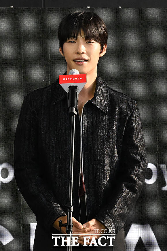 우민호 감독과 배우 현빈, 우도환, 정우성(왼쪽부터)이 7일 오후 부산 해운대구 영화의전당 루프씨어터에서 열린 '메이드 인 코리아 시즌 2' 야외무대인사 행사에 참석해 포즈를 취하고 있다. /부산=김성렬 기자