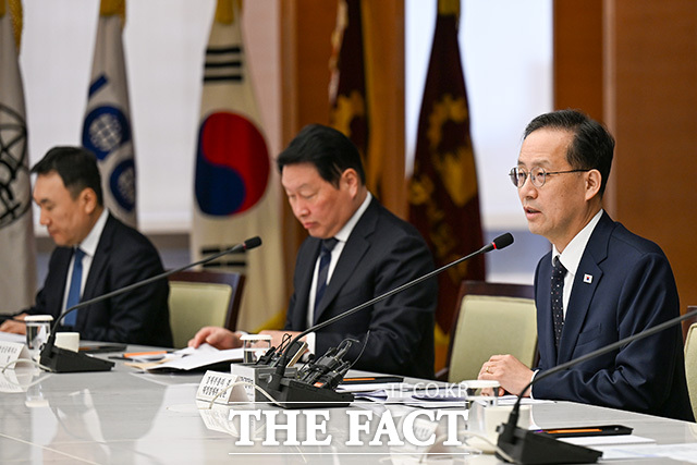 이 부총리가 모두 발언을 하고 있다.