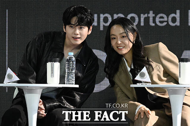 김지현 감독과 배우 류승룡, 박해준, 옹성우, 이상희(왼쪽부터)가 7일 오후 부산 해운대구 영화의전당 루프씨어터에서 열린 영화 '정가네' 오픈토크 행사에 참석해 포즈를 취하고 있다. /부산=김성렬 기자