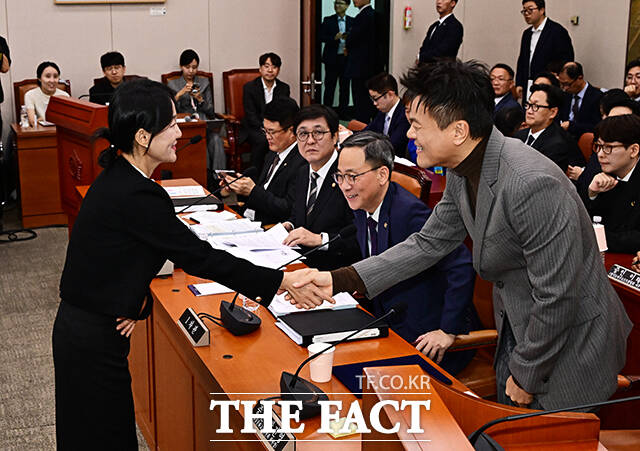 배현진 국민의힘 의원이 7일 오후 서울 여의도 국회 문화체육관광위원회에서 열린 문화체육관광부에 대한 국정감사에 참석해 증인으로 출석한 박진영 대중문화교류위원회 위원장에게 질의를 하고 있다.