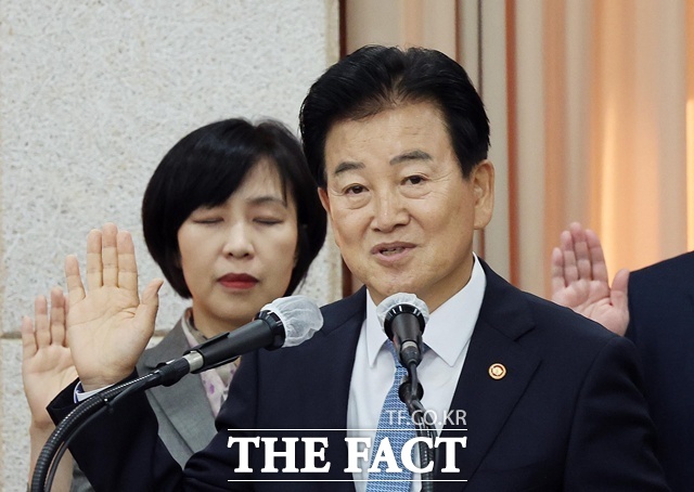 정동영 통일부 장관은 7일 서부전선 비무장지대(DMZ)에서 발생한 지뢰 폭발 사건과 관련해 “근본적인 평화를 위한 노력은 더욱 절실해졌다”고 밝혔다. /뉴시스
