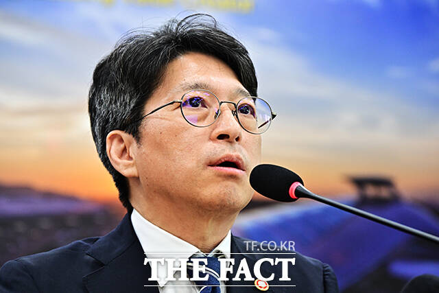 홍지선 국토교통부 장관이 7일 오전 서울 여의도 국회 국토교통위원회에서 열린 국토교통부에 대한 국정감사에 출석해 질의에 답변을 하고 있다. /국회=배정한 기자