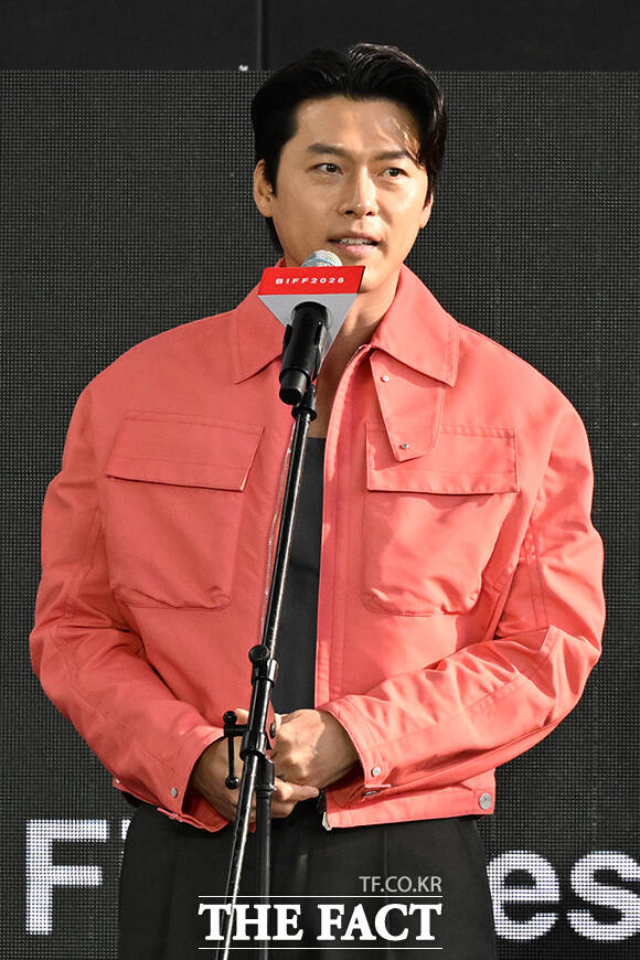 우민호 감독과 배우 현빈, 우도환, 정우성(왼쪽부터)이 7일 오후 부산 해운대구 영화의전당 루프씨어터에서 열린 '메이드 인 코리아 시즌 2' 야외무대인사 행사에 참석해 포즈를 취하고 있다. /부산=김성렬 기자