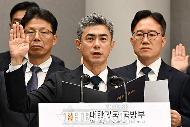 국방부에 대한 국정감사 출석한 강신철 국방부 장관(가운데).