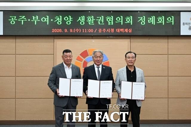 이용우 군수(가운데)가 최원철 공주시장(왼쪽)과 김홍열 청양군수와 함께 국립호국원 부여 유치 공동결의문을 체택하고 있다. /부여군