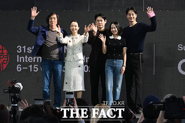 이창동 감독과 배우 전도연, 설경구, 조여정, 조인성(왼쪽부터)이 7일 오후 부산 해운대구 영화의전당 루프씨어터에서 열린 영화 '가능한 사랑' 오픈토크 행사에 참석해 포즈를 취하고 있다. /부산=김성렬 기자