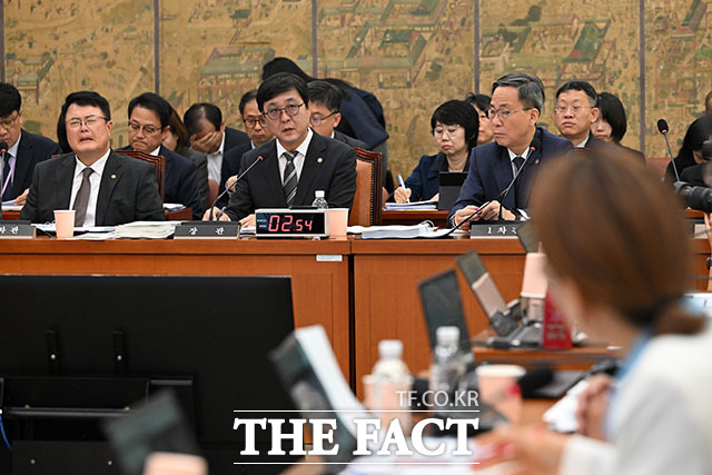 최휘영 문화체육관광부 장관(가운데)이 문화체육관광부에 대한 국정감사에서 의원 질의에 답변하고 있다.