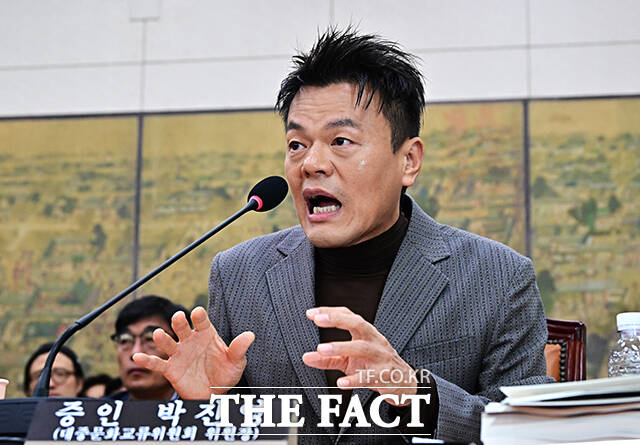 배현진 국민의힘 의원이 7일 오후 서울 여의도 국회 문화체육관광위원회에서 열린 문화체육관광부에 대한 국정감사에 참석해 증인으로 출석한 박진영 대중문화교류위원회 위원장에게 질의를 하고 있다.