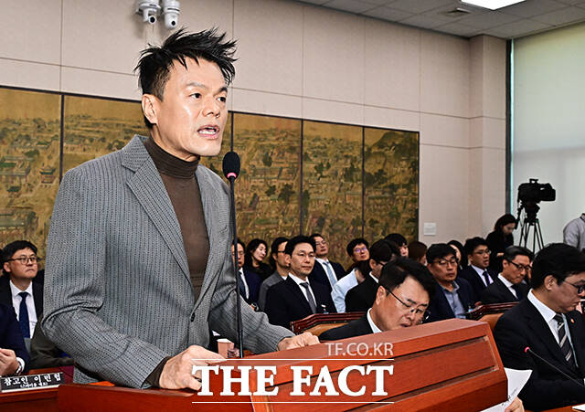 박진영 대중문화교류위원회 위원장이 7일 오후 서울 여의도 국회 문화체육관광위원회에서 열린 문화체육관광부에 대한 국정감사에 출석해 업무보고를 하고 있다. /국회=배정한 기자