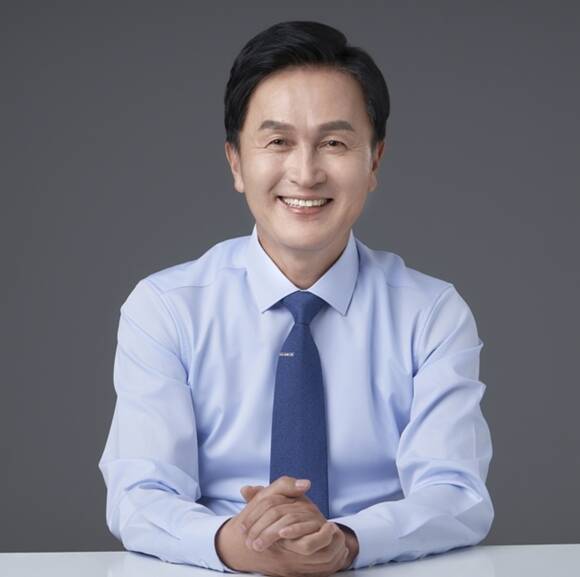 서울 동작구(구청장 류삼영)는 8일 구청장 취임 100일을 맞아 동작구민을 대상으로 '100번째 출근지 선정 SNS 이벤트'를 진행했다고 밝혔다. 사진은 류삼영 동작구청장. /동작구