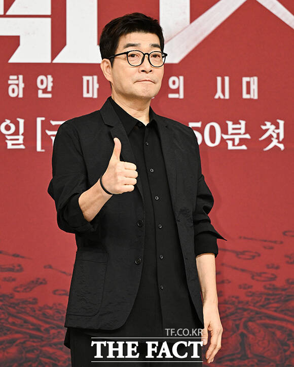 배우 손현주와 김지원, 이정은, 김우석이 'X' 포즈를 취하고 있다.
