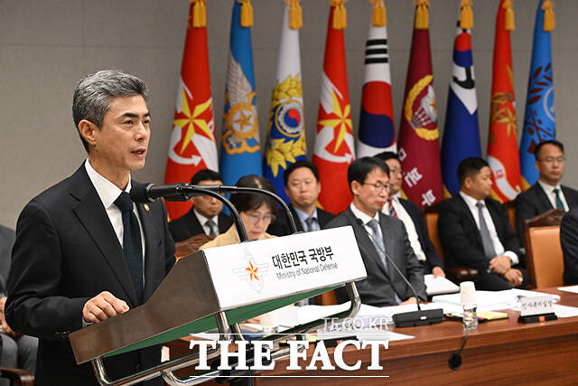 국방부에 대한 국정감사에서 의원 질의에 답하는 강 장관(오른쪽).