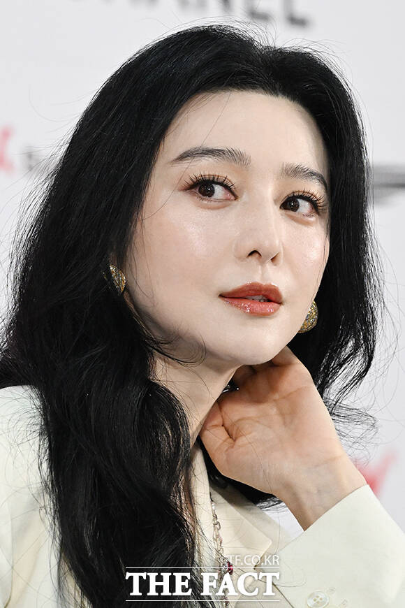 배우 판빙빙이 7일 오후 부산 해운대구 영화의전당 비프힐에서 열린 ‘미친 노인의 일기 & 그녀가 말했다‘ 기자회견에 참석해 취재진의 질의에 답하고 있다. /부산=김성렬 기자