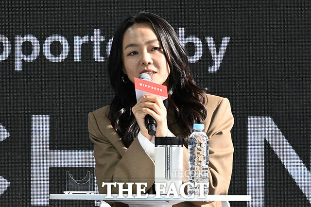 김지현 감독과 배우 류승룡, 박해준, 옹성우, 이상희(왼쪽부터)가 7일 오후 부산 해운대구 영화의전당 루프씨어터에서 열린 영화 '정가네' 오픈토크 행사에 참석해 포즈를 취하고 있다. /부산=김성렬 기자