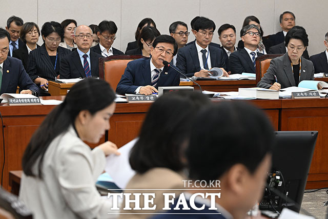 최교진 교육부 장관이 7일 오전 서울 여의도 국회 교육위원회에서 열린 교육부 등에 대한 국정감사에 출석해 의원 질의에 답변하고 있다. /서예원 기자