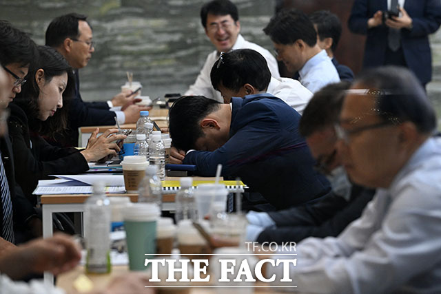2026년도 국회 국정감사 둘째 날인 7일 오후 서울 여의도 국회 국정감사장 앞 피감기관 대기실에서 관계자들이 휴식을 취하고 있다. /국회=서예원 기자