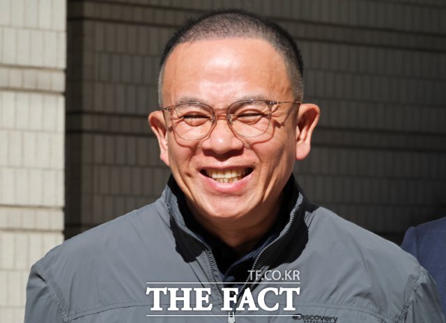 명태균 씨가 7일 오후 서울 서초구 서울고등법원에서 열린 윤석열 전 대통령의 무상 여론조사 관련 정치자금법 위반 혐의 항소심 선고공판에서 무죄를 선고받은 후 취재진의 질문에 답하며 환하게 웃고 있다. /사진공동취재단