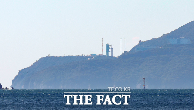 7일 전남광주통합특별시 고흥군 나로우주센터에서 한국형발사체 누리호가 5차 발사를 앞두고 발사대에 기립·고정돼있다. /뉴시스