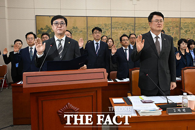 최휘영 문화체육관광부 장관(가운데)이 문화체육관광부에 대한 국정감사에서 의원 질의에 답변하고 있다.