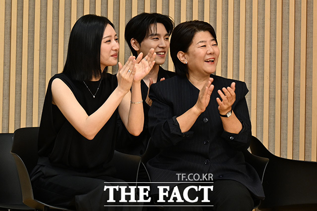 배우 손현주와 김지원, 이정은, 김우석이 'X' 포즈를 취하고 있다.