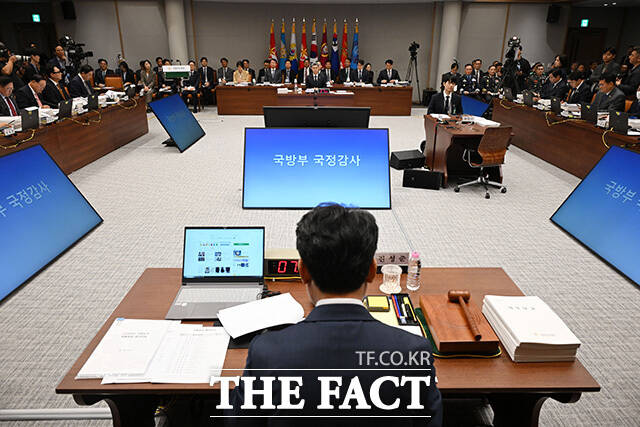 국방부에 대한 국정감사 출석한 강신철 국방부 장관(가운데).