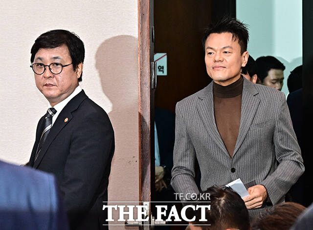 배현진 국민의힘 의원이 7일 오후 서울 여의도 국회 문화체육관광위원회에서 열린 문화체육관광부에 대한 국정감사에 참석해 증인으로 출석한 박진영 대중문화교류위원회 위원장에게 질의를 하고 있다.