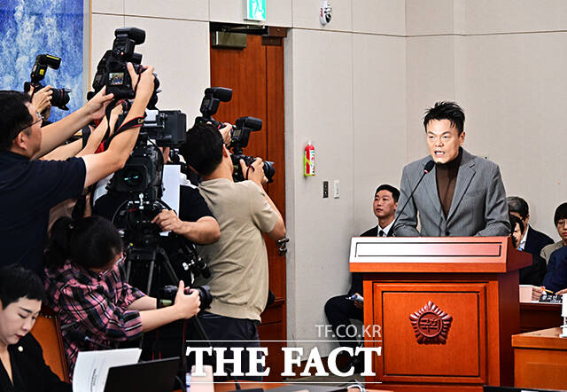 배현진 국민의힘 의원이 7일 오후 서울 여의도 국회 문화체육관광위원회에서 열린 문화체육관광부에 대한 국정감사에 참석해 증인으로 출석한 박진영 대중문화교류위원회 위원장에게 질의를 하고 있다.