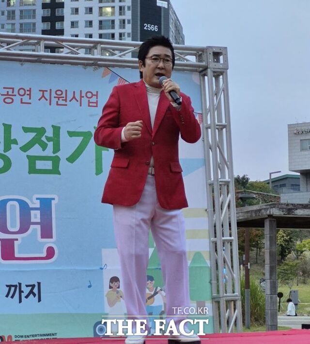 가수 유진표가 3일 화성시 동탄호수공원 특설무대에서 천년지기를 열창하고 있다. /이승호 기자