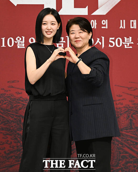 김지원과 이정은이 미소를 짓고 있다.