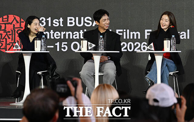 김종관 감독과 배우 김민하, 주종혁, 한선화, 심은경, 전소영, 김동휘(왼쪽부터)가 7일 오후 부산 해운대구 영화의전당 루프씨어터에서 열린 영화 '낮과 밤은 서로에게' 오픈토크 행사에 참석해 포즈를 취하고 있다. /부산=김성렬 기자