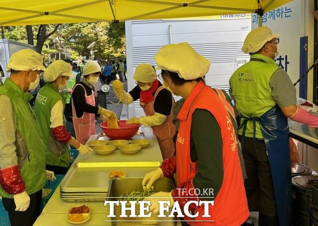 광주환경공단 직원들이 지역 사회 취약 계층을 대상으로 무료 급식 봉사활동을 펴고 있다. /광주환경공단