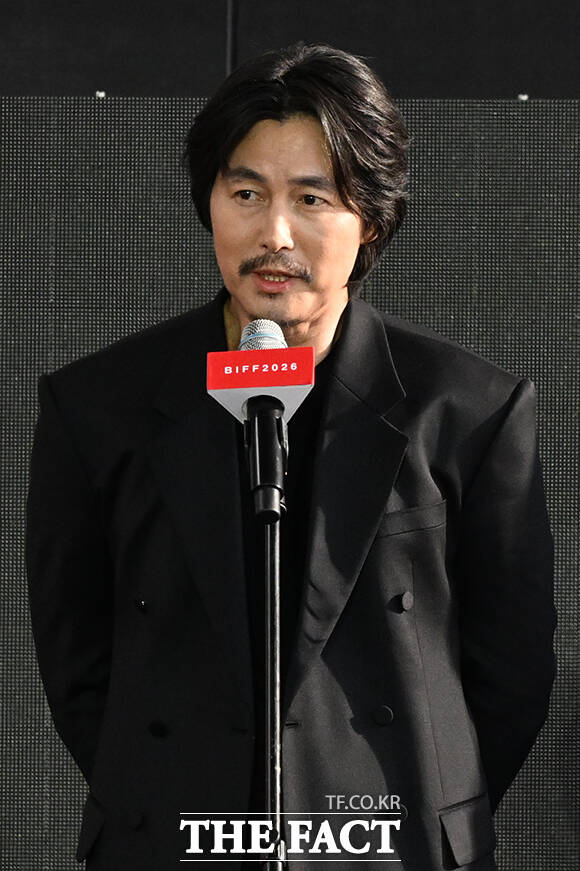 우민호 감독과 배우 현빈, 우도환, 정우성(왼쪽부터)이 7일 오후 부산 해운대구 영화의전당 루프씨어터에서 열린 '메이드 인 코리아 시즌 2' 야외무대인사 행사에 참석해 포즈를 취하고 있다. /부산=김성렬 기자