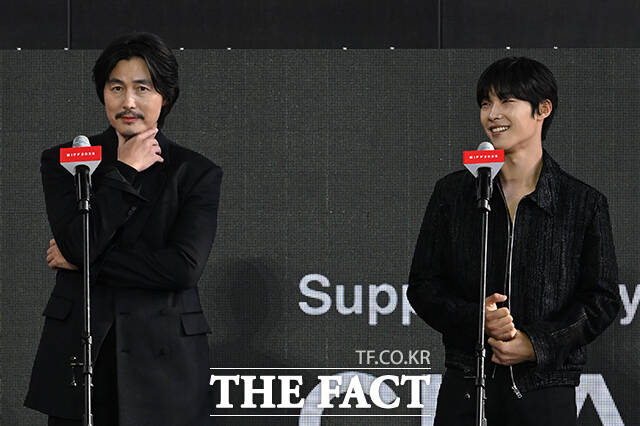 우민호 감독과 배우 현빈, 우도환, 정우성(왼쪽부터)이 7일 오후 부산 해운대구 영화의전당 루프씨어터에서 열린 '메이드 인 코리아 시즌 2' 야외무대인사 행사에 참석해 포즈를 취하고 있다. /부산=김성렬 기자