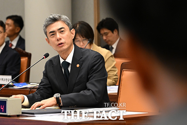 국방부에 대한 국정감사에서 의원 질의에 답하는 강 장관(오른쪽).