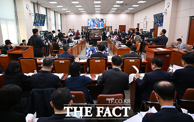 최휘영 문화체육관광부 장관(가운데)이 문화체육관광부에 대한 국정감사에서 의원 질의에 답변하고 있다.