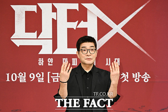 배우 손현주와 김지원, 이정은, 김우석이 'X' 포즈를 취하고 있다.