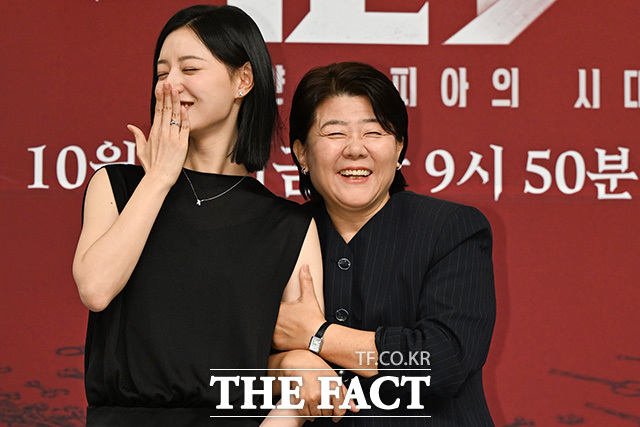 김지원과 이정은이 미소를 짓고 있다.